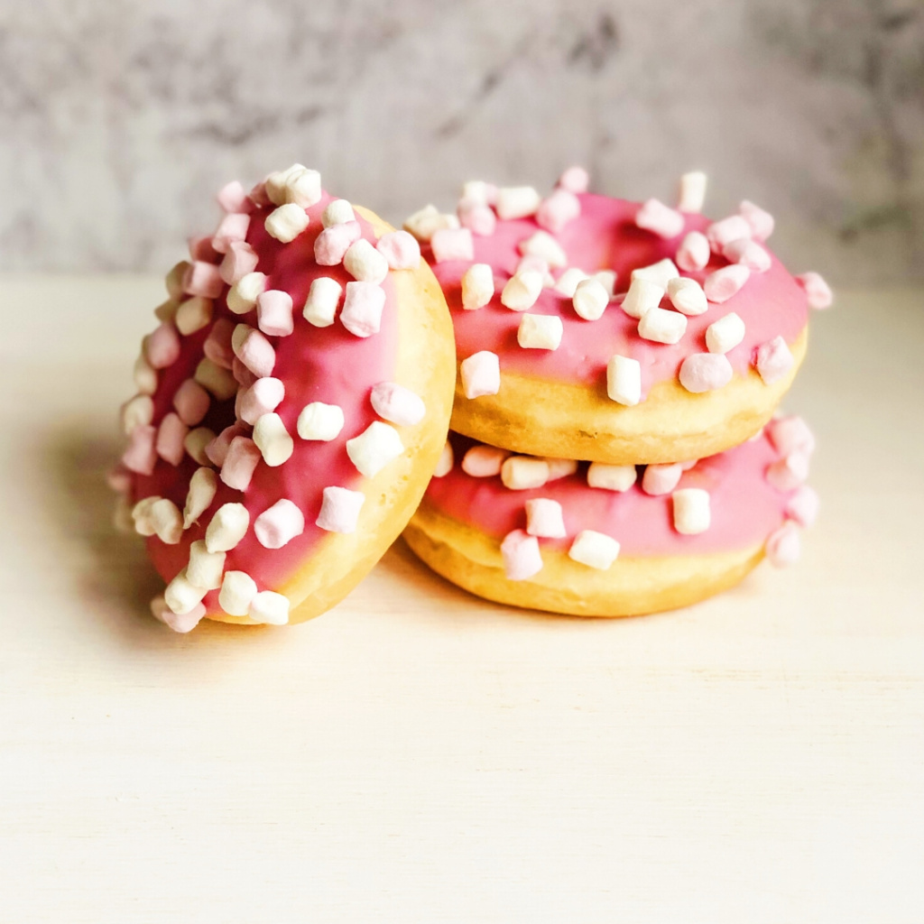 Пончик-донат c розовой глазурью и маршмеллоу