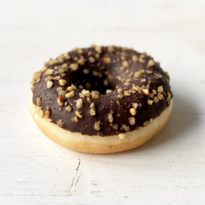 Пончик-донат с глазурью из темного шоколада и ореховым кранчем VEGAN