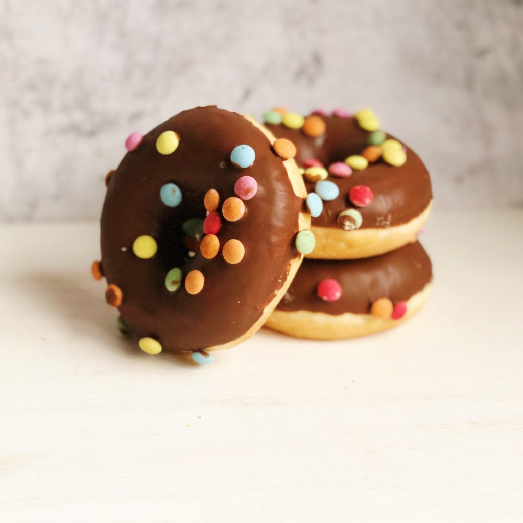 Пончик-донат с шоколадной глазурью и цветными драже