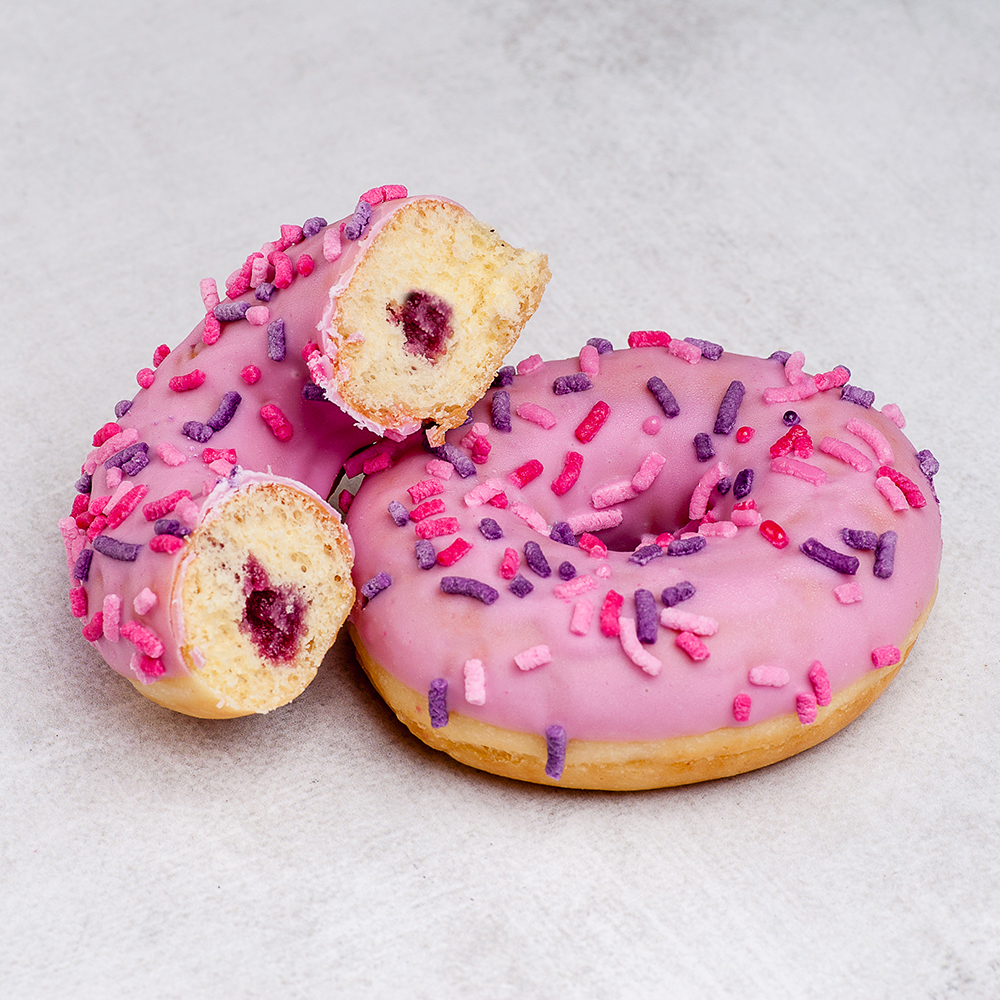 Пончик-донатс с начинкой лесные ягоды и розовой глазурью с розовой посыпкой